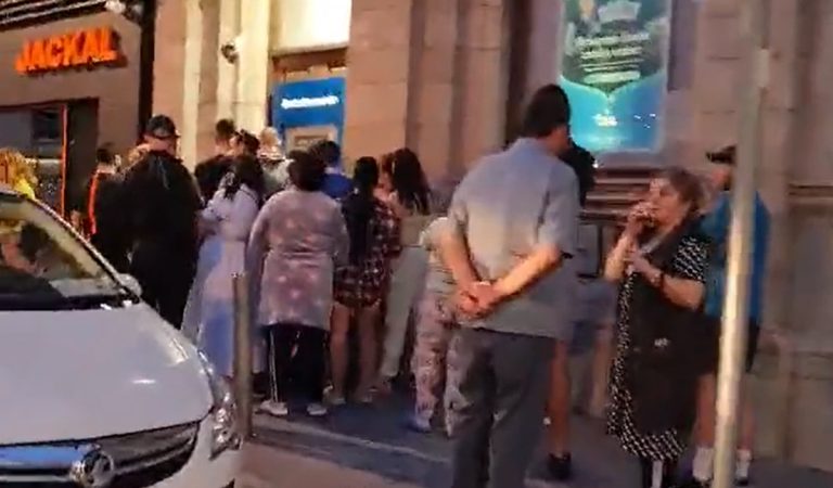 Bankomaty dávali ľuďom peniaze zadarmo. Nasledovala obrovská davová psychóza