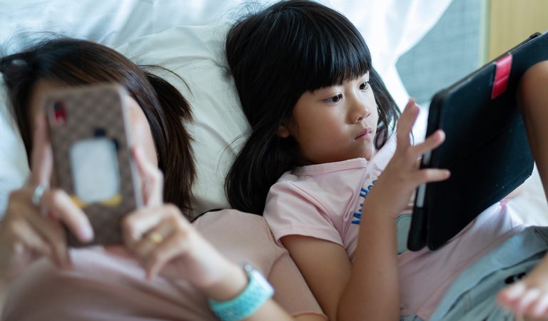 Čína bude obmedzovať deťom a tínedžerom prístup k internetu a mobilom