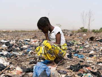 Afrika pláva pod tonami nášho oblečenia. Dve tretiny rýchlej módy sú vyrobené z plastu