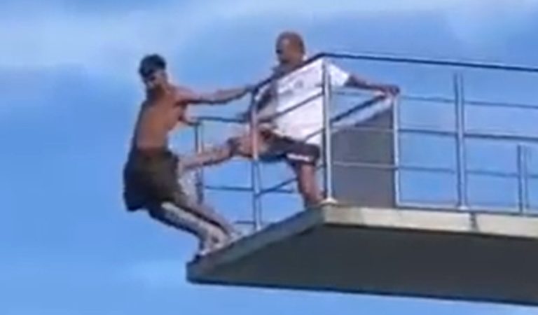 Konanie plavčíka pobúrilo Slovákov. Návštevníka kúpaliska skopol zo skokanskej veže