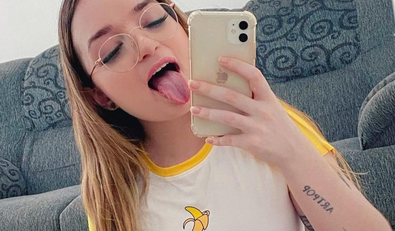 Muži jej platia za to, že s nimi pozerá futbal. Modelka z OnlyFans sa živí ako zastupujúca manželka