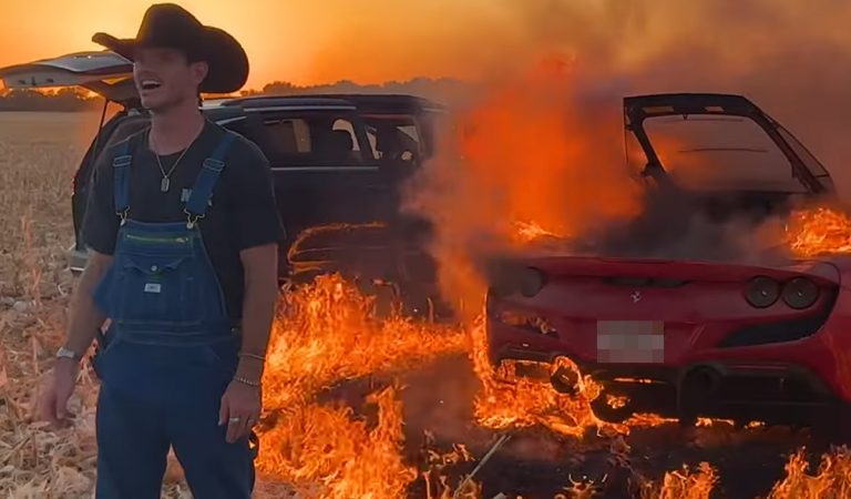 Youtuber počas jazdy poľom spálil Ferrari za 400-tisíc