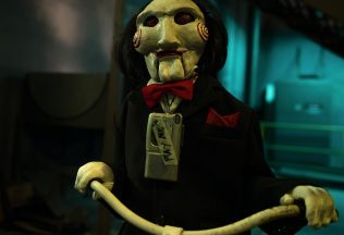 Jigsaw rozohráva ďalšiu krvavú hru. Desiaty diel hororovej série Saw dorazí už na jeseň