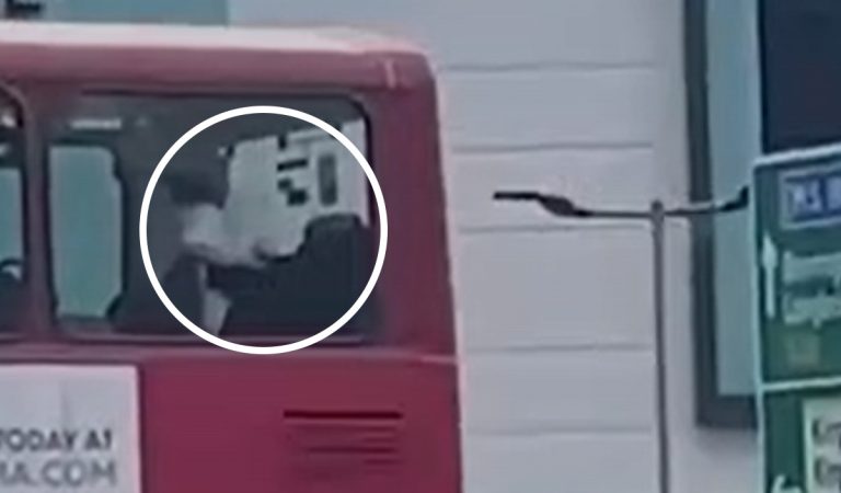 Pohlavný styk v autobuse za bieleho dňa. Žena poskakovala na mužovi, okoloidúci zostali šokovaní