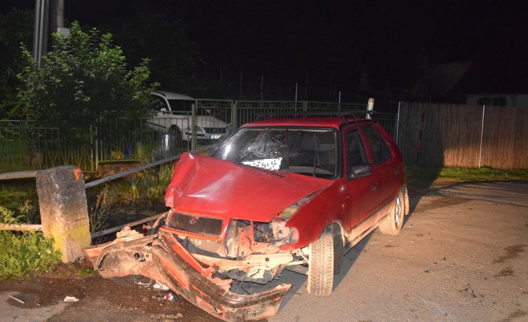 Opitý 34-ročný muž, jazdiaci bez platného vodičského preukazu, spôsobil dopravnú nehodu, pri ktorej sa vážne zranila jeho spolujazdkyňa.