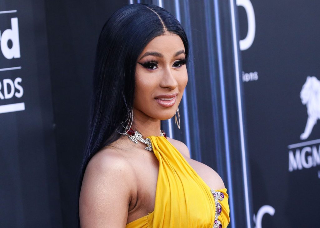 Cardi B hodila po agresívnom fanúšikovi mikrofón. Vydražil sa za túto závratnú sumu