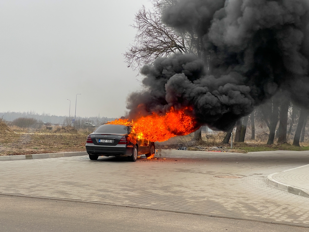 Nemcovi na diaľnici vzbĺklo auto. Horiace vozidlo uhasil pivom