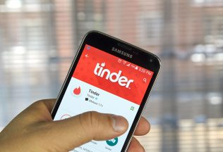 Tinder získa nové funkcie poháňané umelou inteligenciou. Na čo budú slúžiť?