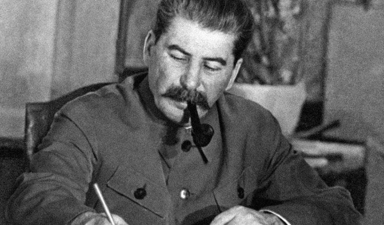 Málo známe pikošky o súdruhovi Stalinovi. Bol posadnutý nahými mužmi a chcel dať zabiť amerického herca