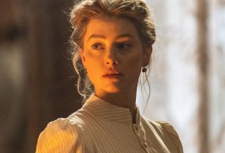 Dorazil prvý trailer na nový mysteriózny triler s Amber Heard. Fanúšikovia jej vyjadrujú podporu