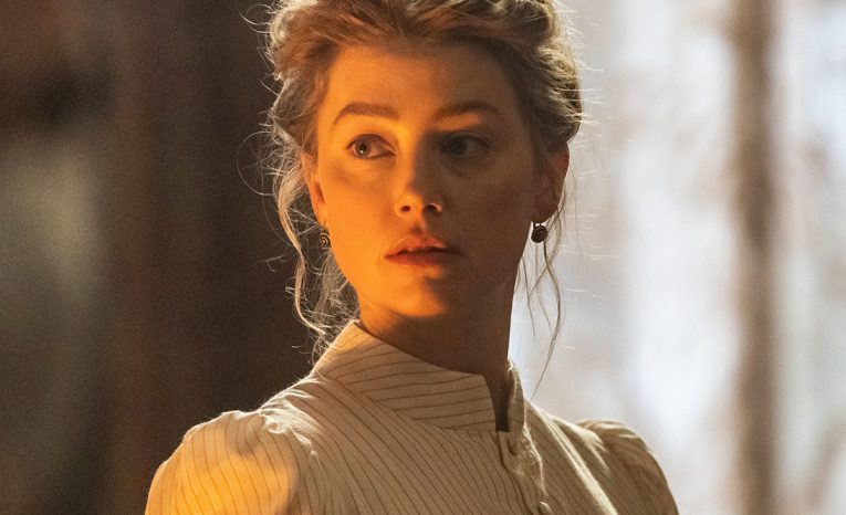 Dorazil prvý trailer na nový mysteriózny triler s Amber Heard. Fanúšikovia jej vyjadrujú podporu