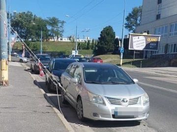 Novinka v zabezpečovaní? V Bratislave si niekto priviazal auto k streche obytného domu