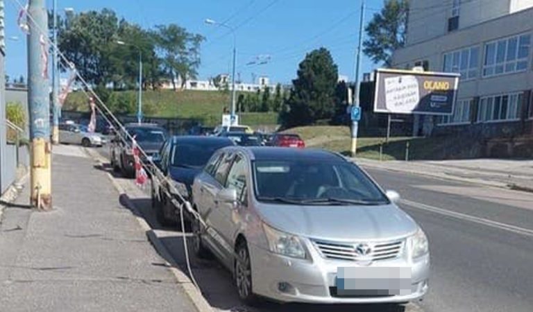 Novinka v zabezpečovaní? V Bratislave si niekto priviazal auto k streche obytného domu