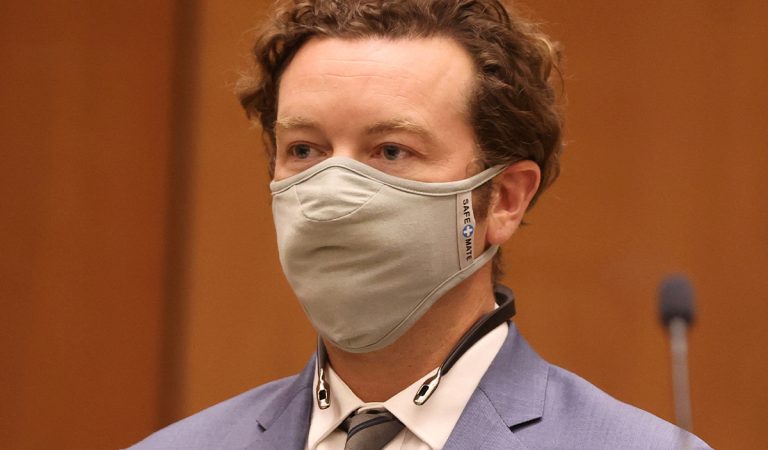 Herec zo seriálu Tie roky sedemdesiate bol odsúdený na 30 rokov za znásilnenie dvoch žien