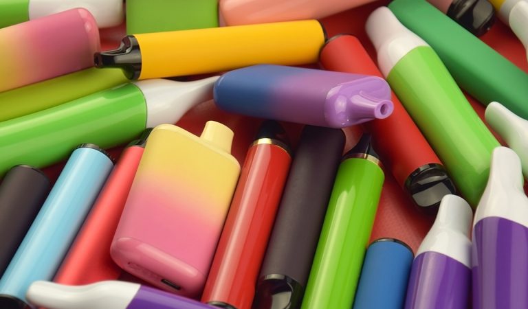 Jednorazové elektronické cigarety dostanú stopku. Ako to ovplyvní fajčiacich Slovákov?