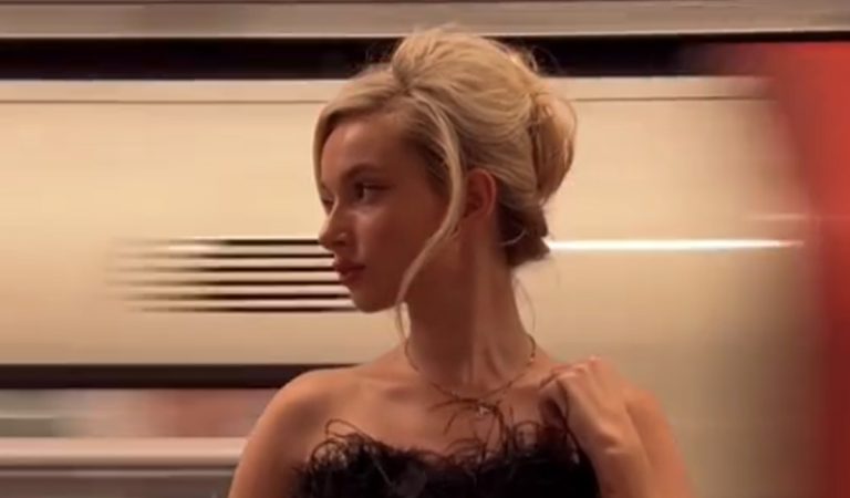 Influencerka zúrila, že jej ľudia na stanici metra skákali do záberu. Internet ju vysmial
