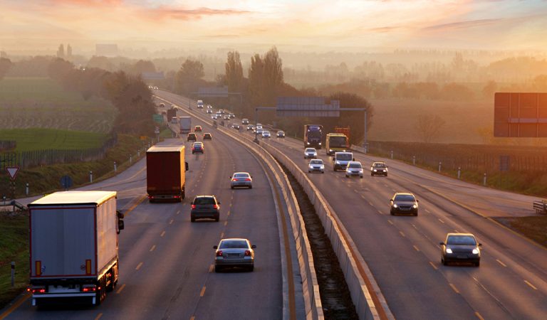 Povolených 150 km/h na diaľnici aj vodičák pre 15-ročných. Motoristov čakajú výrazné zmeny