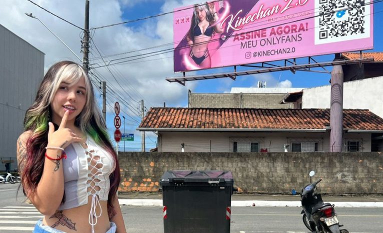 Sú to len bikiny! Modelka z OnlyFans zúri, že jej strhli reklamný bilbord