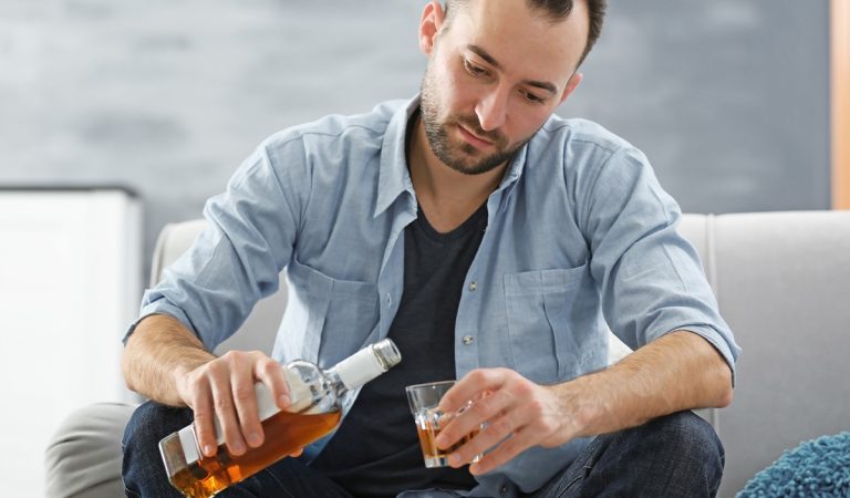 Otrava alkoholom nie je problém tínedžerov. V štatistikách prevyšujú starší