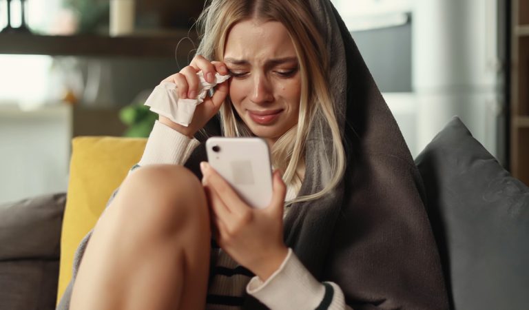 Vo frajerovom mobile našla správy, v ktorých ju ponižuje a vysmieva sa jej privátnym partiám
