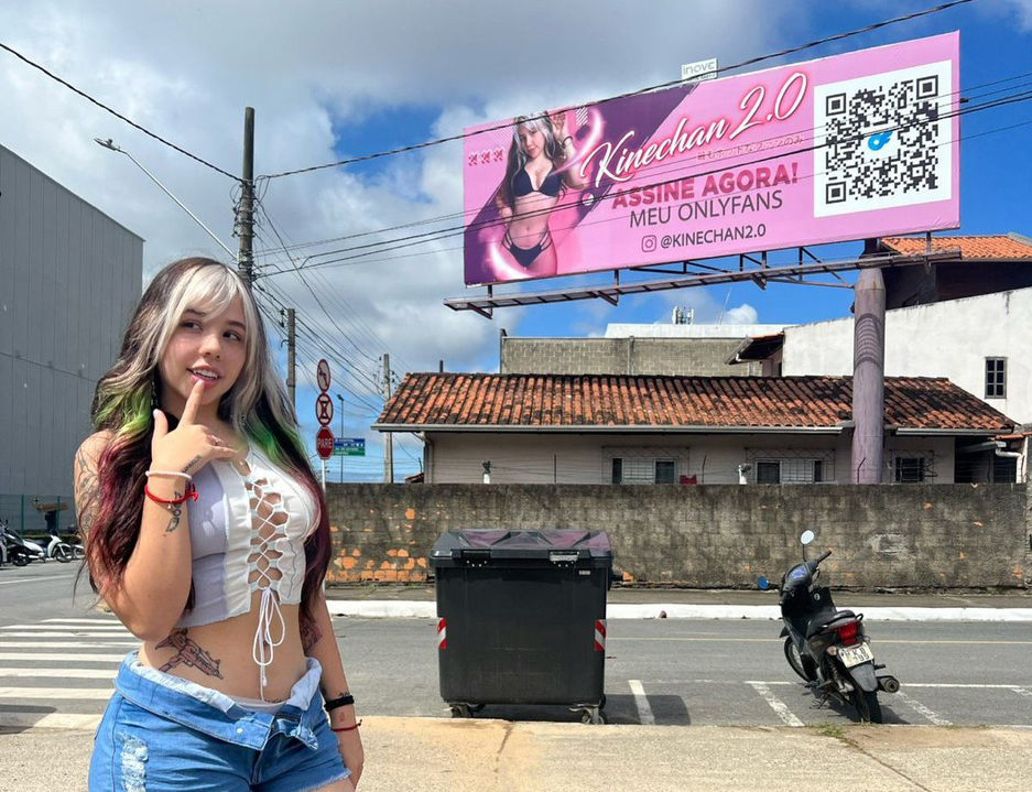 Kine-Chan, OnlyFans, bilbord