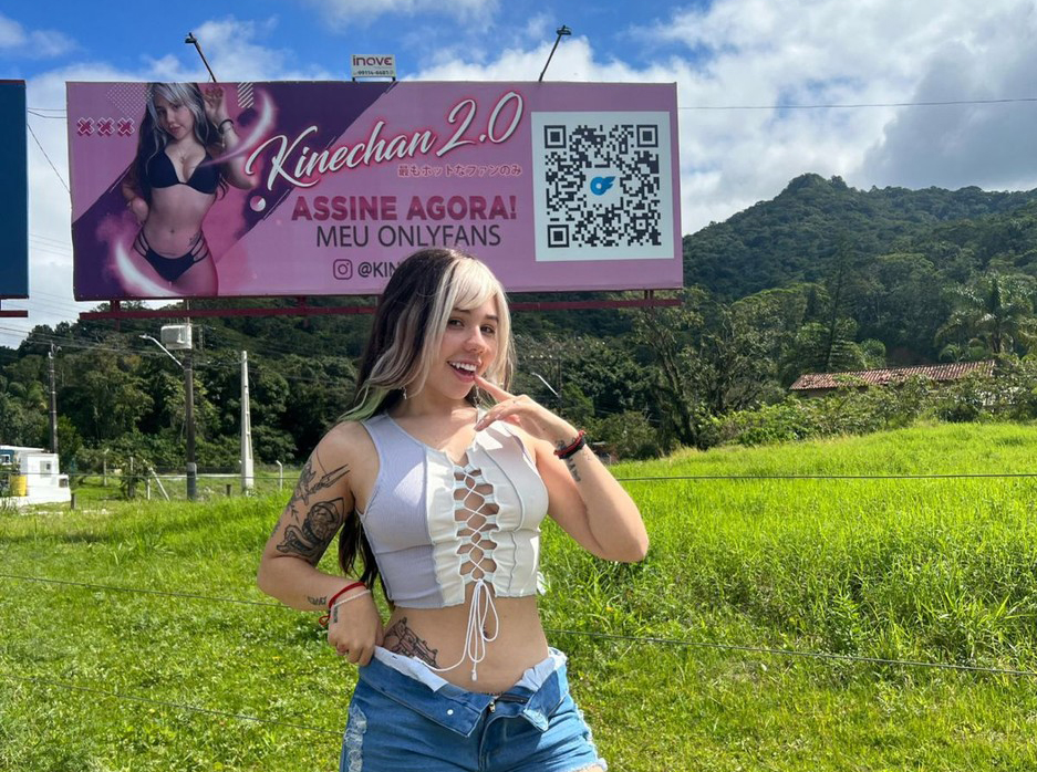 Kine-Chan, OnlyFans, bilbord