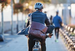 Tieto krajiny platia ľuďom za to, aby do práce chodili na bicykli. Ak sa úplne vzdáš auta, dostaneš poriadny balík