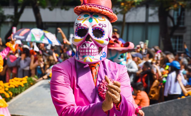 Tancovanie na cintoríne či varenie magického nápoja. Aké sú tradície Halloweenu vo svete?