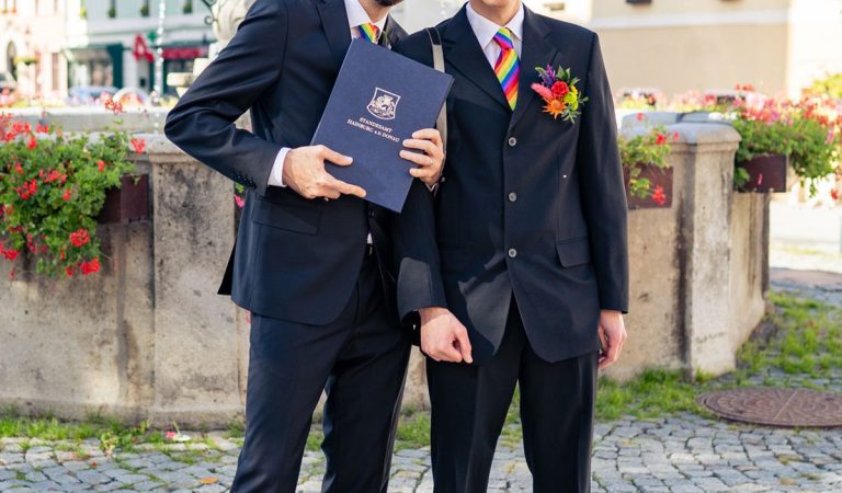Známy slovenský moderátor sa oženil s mužom. Na svadbe nechýbali dúhové kravaty