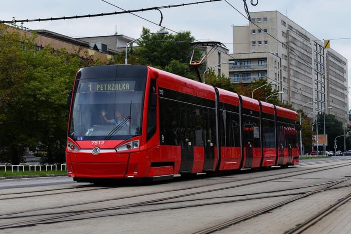 Slovenka Eva šoféruje električku: Niektorí kolegovia zvyknú mať blbé narážky, ale ja si ich upracem. Vedia, že som taká papuľa (ROZHOVOR)