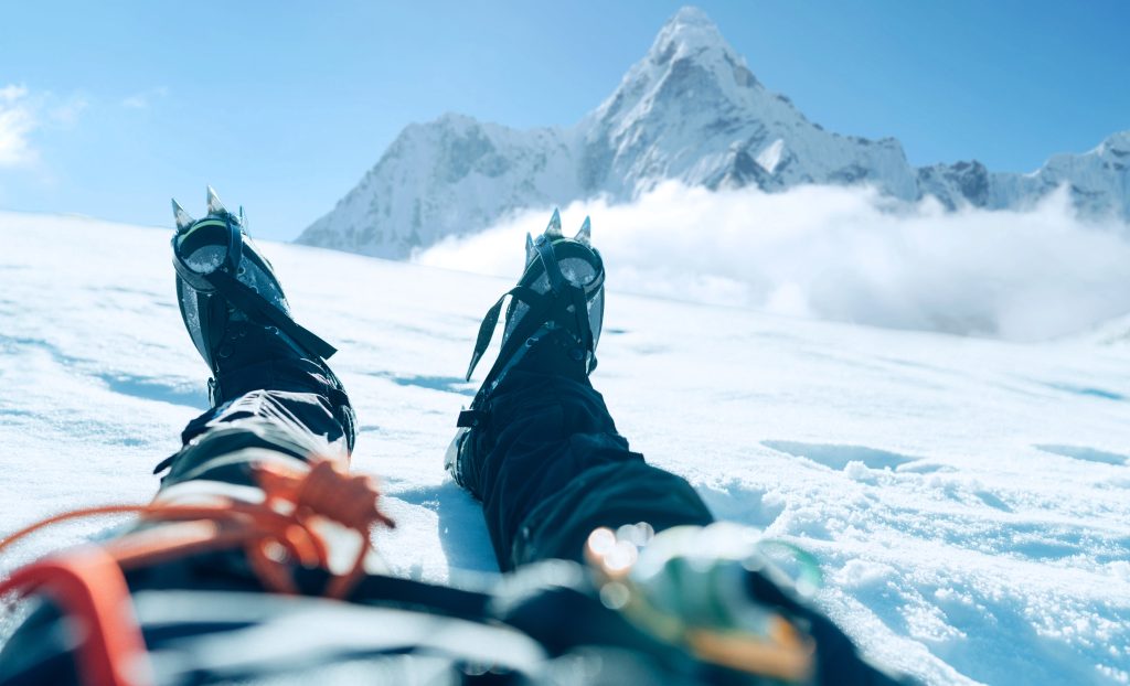 Chystáš sa na zimnú turistiku? Toto tradičné i netradičné vybavenie ti určite nesmie chýbať