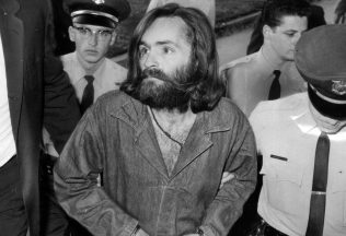 Charles Manson a jeho kult posadnutých stúpencov spôsobili v Hollywoode jednu z najkrvavejších tragédií