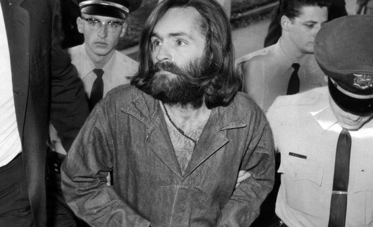 Charles Manson a jeho kult posadnutých stúpencov spôsobili v Hollywoode jednu z najkrvavejších tragédií