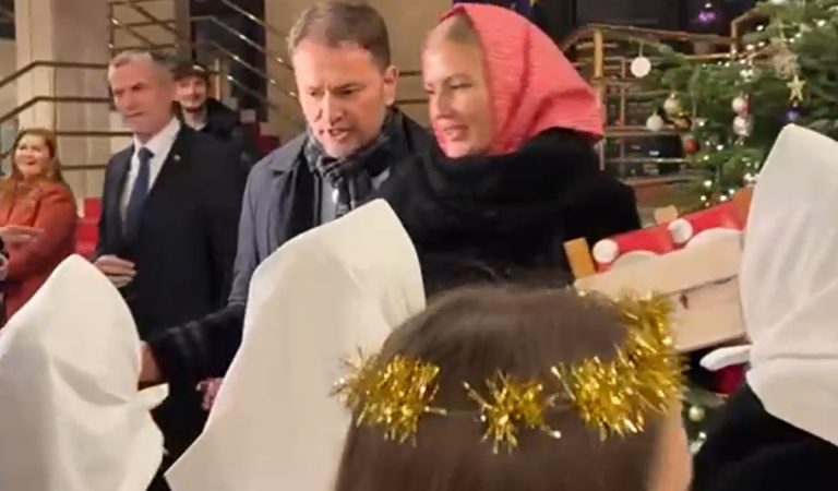 "Tento ujo je klamár!" Matovič vystrájal počas návštevy detského súboru v parlamente