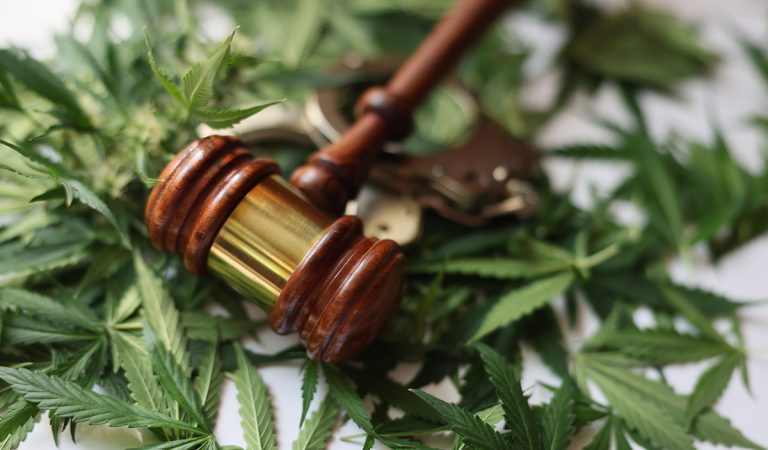 Na Slovensku sa objavila nová legálna droga. Je vraj 30-krát silnejšia ako THC, kúpiš ju voľne na internete