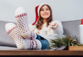 Čo pre nás chystajú televízie na Vianoce? Tešiť sa môžeme na rozprávky, komédie aj lákavé premiéry