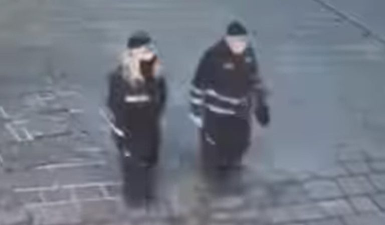 Muž rozbil výklad, potom zbabelo ušiel. Reakcia okoloidúcich policajtov pobúrila Slovákov