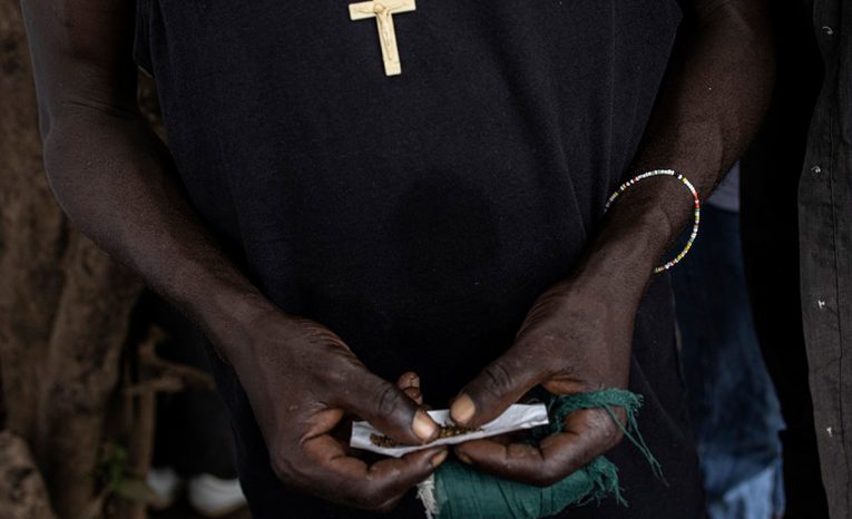 Africkú krajinu sužuje ničivá droga, ktorej súčasťou sú vraj aj ľudské kosti