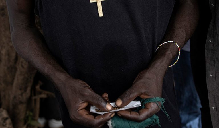 Africkú krajinu sužuje ničivá droga, ktorej súčasťou sú vraj aj ľudské kosti