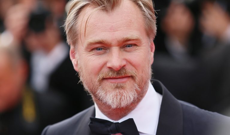 Christopher Nolan pri cvičení narazil na video inštruktorky, ktorá strhala jeho film Tenet: „Dve hodiny života, ktoré mi nikto nevráti.“