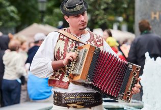 Slovenský folklór očaril zahraničie. Takto znie jeho netradičné spojenie s rapom