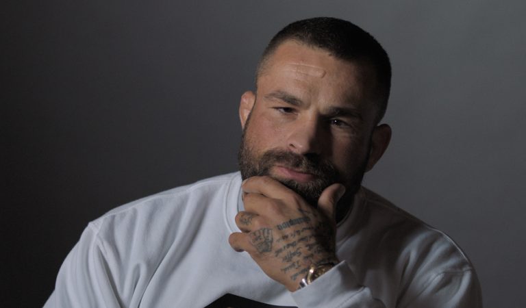 Dokumentárny film Karlos sa pozrie na život a kariéru kontroverzného zápasníka MMA