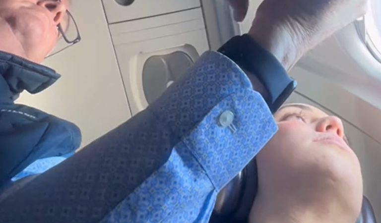 Nevychovaný pasažier. TikTokerka natočila muža, ktorého správanie v lietadle pobúrilo internet