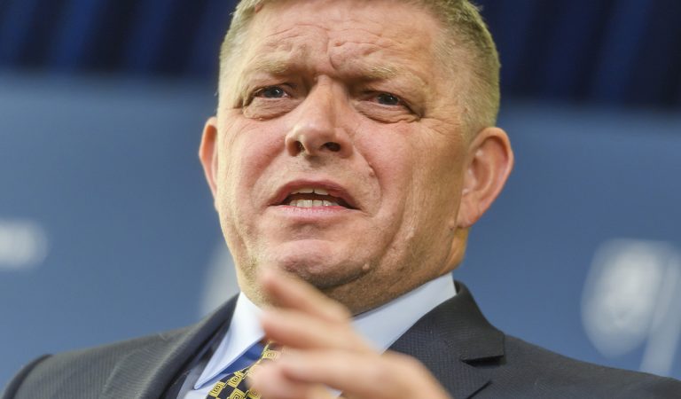 Web Politico zaradil Fica na zoznam politických "špinavcov". Ten zahŕňa dokopy 12 mien