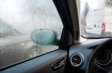 Rozlúč sa so zahmlenými oknami na aute. Tieto triky ti pomôžu si s nimi poradiť