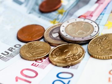 Takzvané nezdaniteľné minimum stúplo zo sumy 4 922,82 eura na 5 646,48 eura ročne. Zamestnanci tak odvedú štátu menej na daniach a dostanú vyššie výplaty.