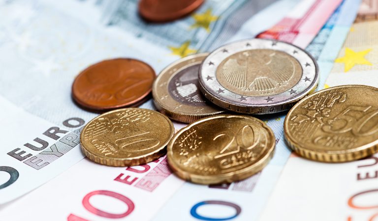 Takzvané nezdaniteľné minimum stúplo zo sumy 4 922,82 eura na 5 646,48 eura ročne. Zamestnanci tak odvedú štátu menej na daniach a dostanú vyššie výplaty.