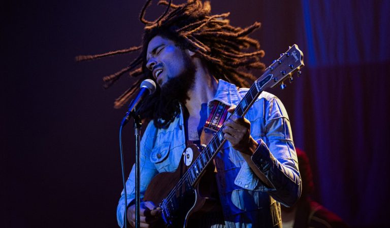 Legendárny spevák, ktorý zmenil svet hudby. Lákavá biografická dráma Bob Marley: One Love vyzerá výborne