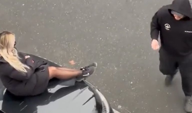 Muž prichytil influencerov, ako sa fotia na jeho aute. Takto si z nich vystrelil