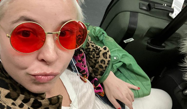 Ženu vyhodili z lietadla, lebo nemala podprsenku. Ľudia sa postavili na stranu aerolínie